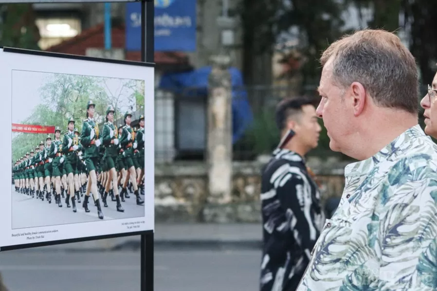 Du khách nước ngoài thưởng lãm không gian tái hiện Ngày tiếp quản Thủ đô