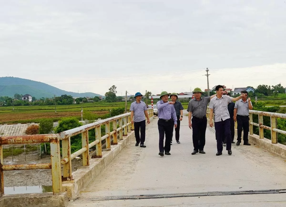 Quảng Bình: Kiểm tra hiện trạng cầu sông Thai có nguy cơ sập