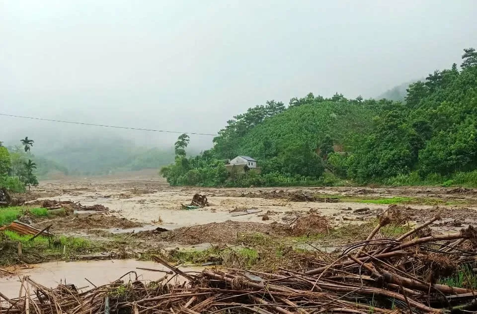 Lào Cai: Sạt lở do mưa lớn, Làng Nủ lại bị chia cắt