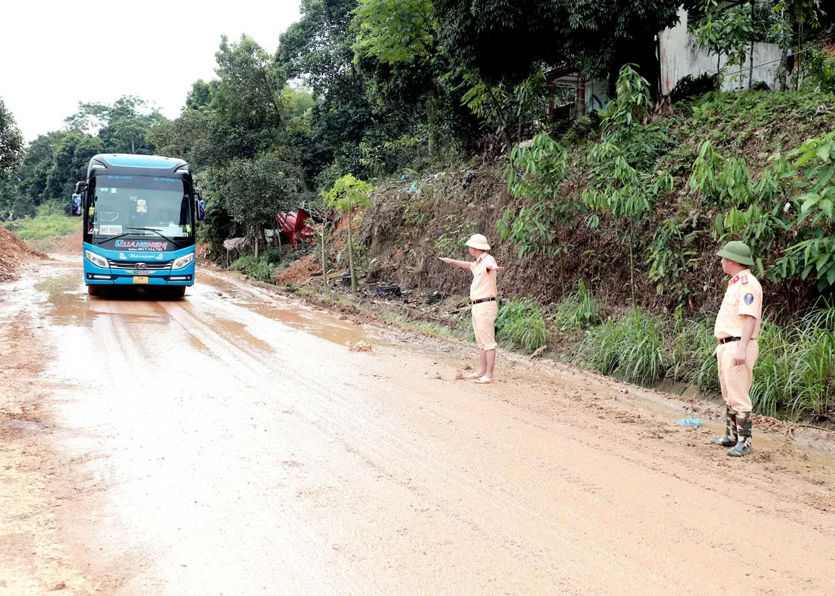 Hà Giang thông xe khu vực sạt lở trên Quốc lộ 2 tại Km49+500