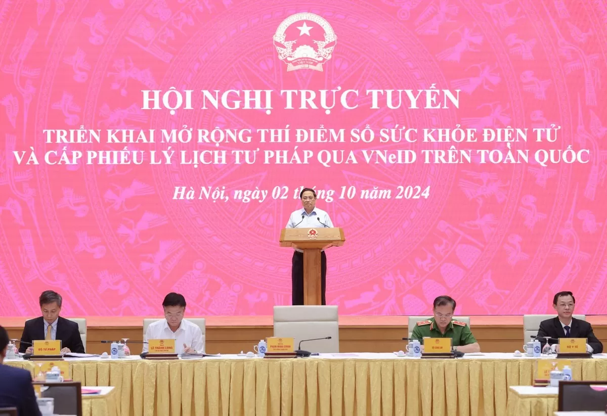 Thủ tướng Phạm Minh Chính, Chủ tịch Ủy ban Quốc gia về chuyển đổi số, chủ trì Hội nghị trực tuyến triển khai mở rộng thí điểm sổ sức khỏe điện tử và cấp phiếu lý lịch tư pháp qua VneID trên toàn quốc.