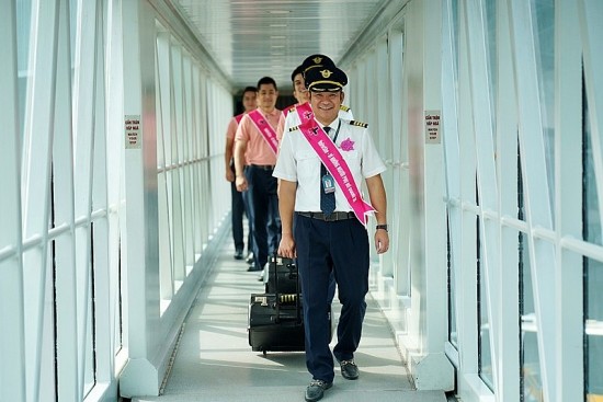 chuyen bay mau hong cua vietnam airlines chung tay vi binh dang gioi