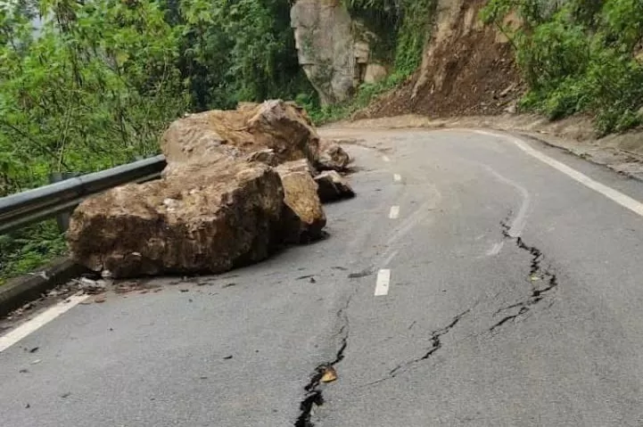 Hà Nội: Sạt lở nghiêm trọng, đường lên đền Thượng vẫn bị phong tỏa