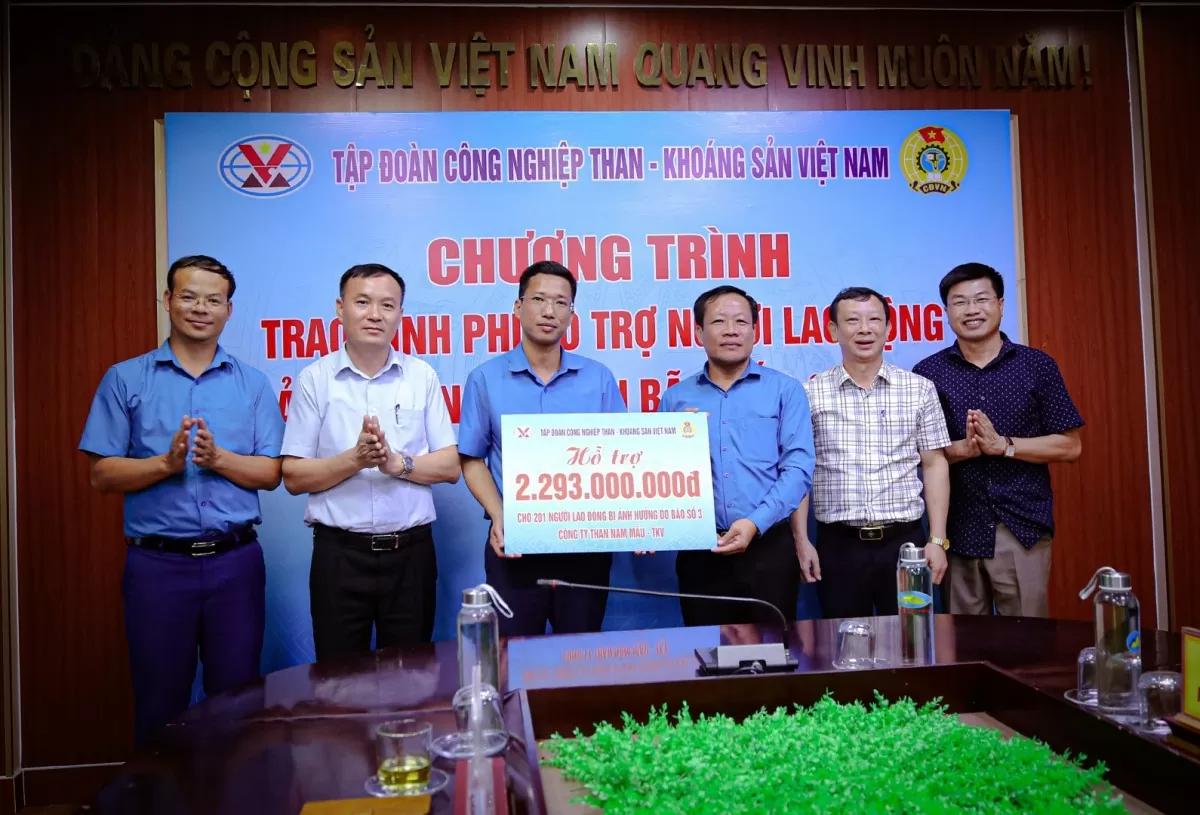 TKV trao kinh phí hỗ trợ cho người lao động bị ảnh hưởng do cơn bão số 3 gây ra