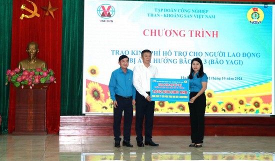 tkv trao kinh phi ho tro cho nguoi lao dong bi anh huong do con bao so 3 gay ra