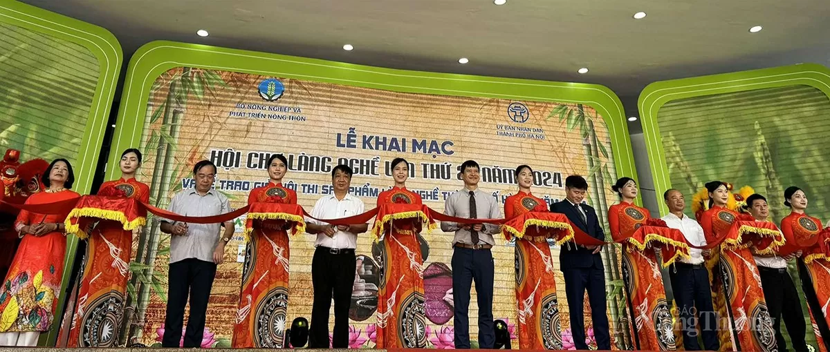 Các đại biểu cắt băng Khai mạc Hội chợ Làng nghề lần thứ 20 năm 2024