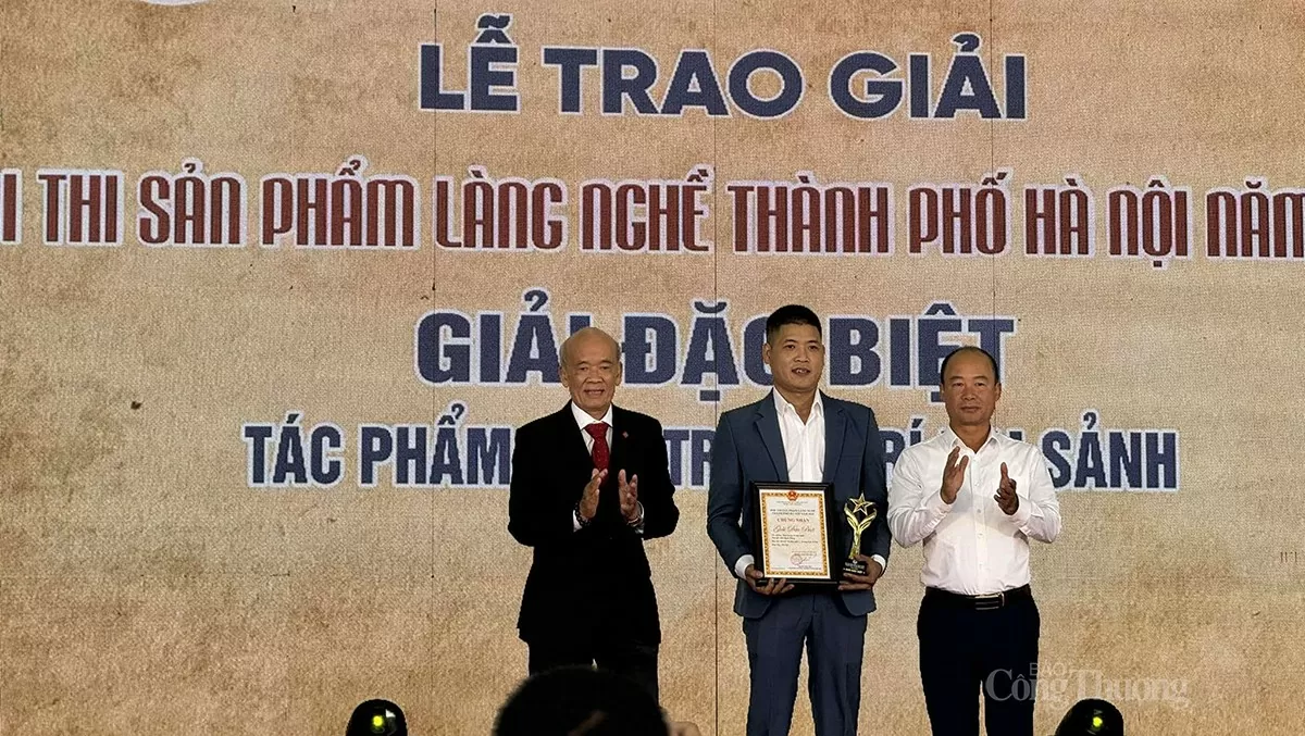 Giải đặc biệt được trao cho tác phẩm Đèn trang trí đại sảnh của tác giả Bùi Bạch Đằng (Sơn Tây, Hà Nội)