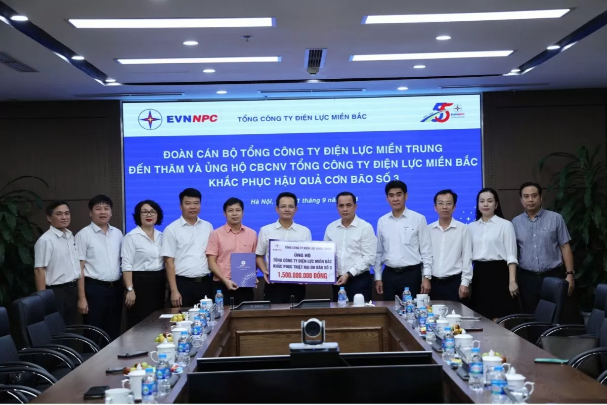 Bí thư Đảng ủy, Chủ tịch HĐTV EVNCPC Nguyễn Thanh trao 1,5 tỷ đồng hỗ trợ EVNNPC khắc phục hậu quả do bão số 3 (Yagi)