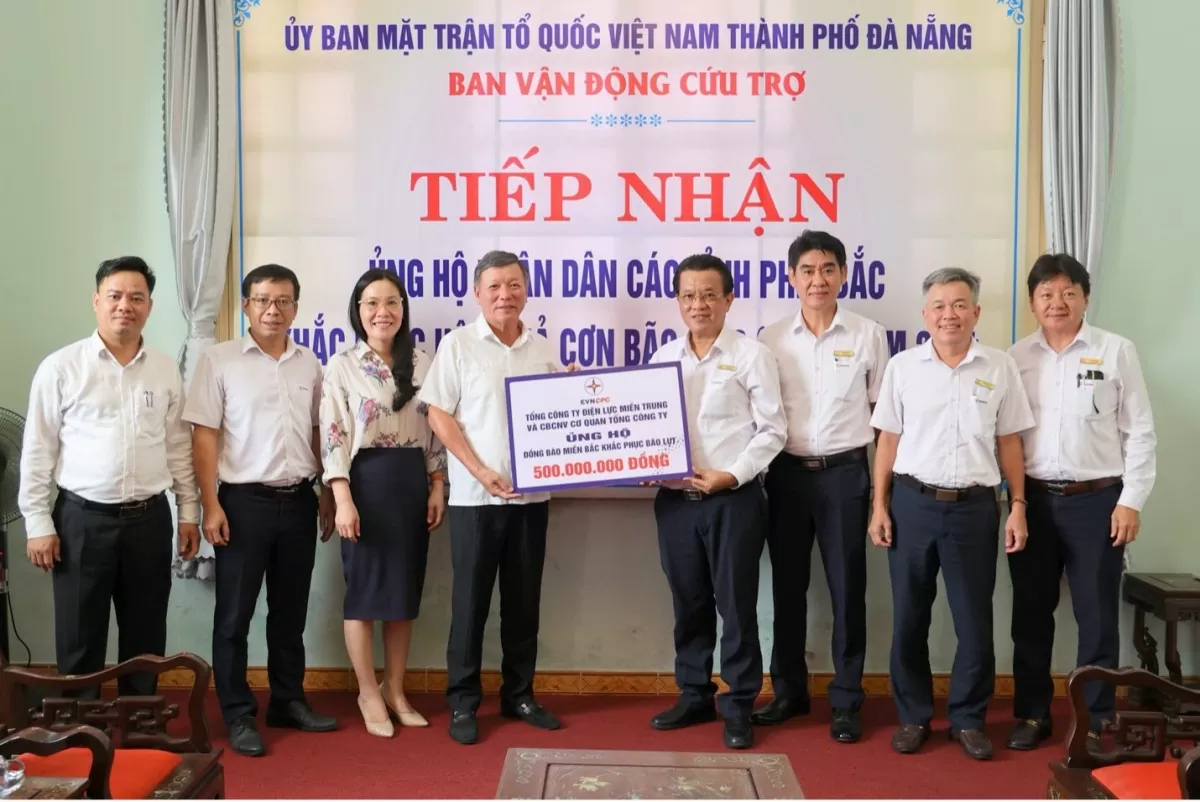 Thông qua Ủy ban Mặt trận Tổ quốc Việt Nam thành phố Đà Nẵng, Tổng giám đốc EVNCPC Ngô Tấn Cư trao tiền ủng hộ đồng bào miền Bắc khắc phục hậu quả thiên tai sau bão số 3 (Yagi)