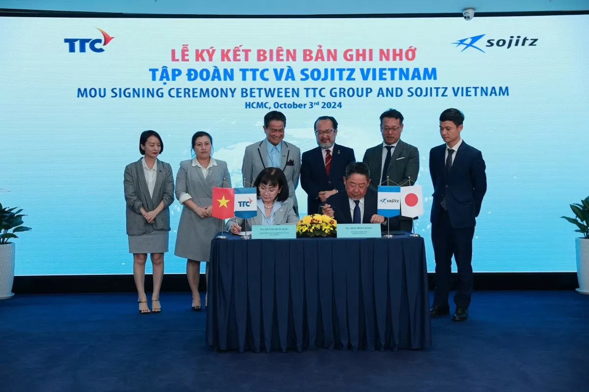 Ông Mizushima Kozo - Tổng Giám đốc Sojitz Vietnam và bà Huỳnh Bích Ngọc - Phó Chủ tịch Thường trực, Tổng Giám đốc Tập đoàn TTC thực hiện nghi thức ký kết hợp tác dưới sự chứng kiến của lãnh đạo hai bên.