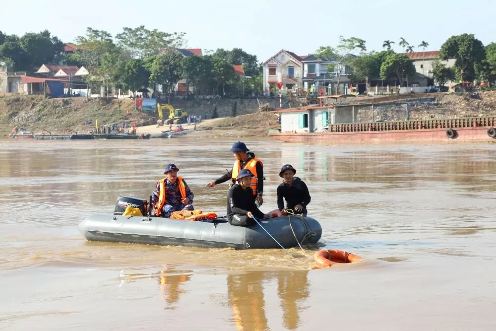 Vụ sập cầu Phong Châu, đặc công hải quân gặp khó khăn trong tìm kiếm người mất tích