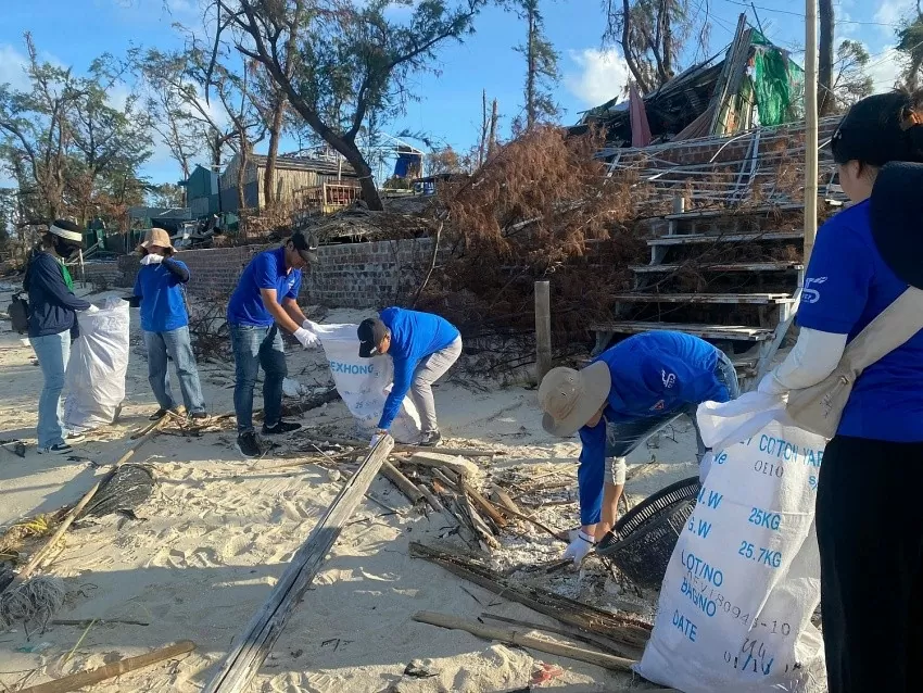 Đoàn Thanh niên PVEP và VPI tổ chức chiến dịch làm sạch bờ biển, thu gom rác thải, nhằm lan tỏa mạnh mẽ và nâng cao ý thức bảo vệ môi trường