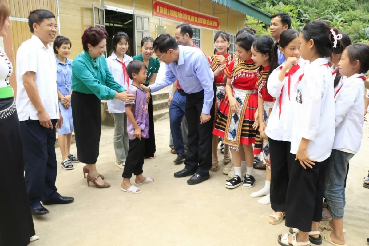 Ông Trần Quang Dũng - Phó Bí thư thường trực Đảng ủy Tập đoàn Dầu khí Quốc gia Việt Nam thăm hỏi điều kiện sinh hoạt, học tập của các em học sinh tại trường