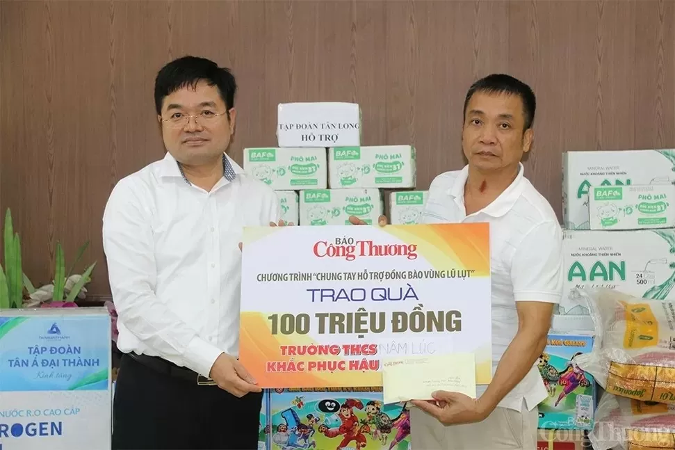 Báo Công Thương tiếp nhận tiền và hàng hóa trị giá hơn 1 tỷ đồng hỗ trợ đồng bào vùng lũ lụt