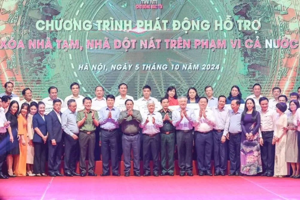 Thủ tướng kêu gọi cả hệ thống chính trị, đồng bào, đồng chí, cộng đồng doanh nghiệp cả nước tiếp tục chung tay, chung sức, đồng lòng, tăng tốc, bứt phá hơn nữa để nhanh chóng hoàn thành mục tiêu xóa hết nhà tạm, nhà dột nát cho đồng bào. (Ảnh: VGP/Nhật Bắc)