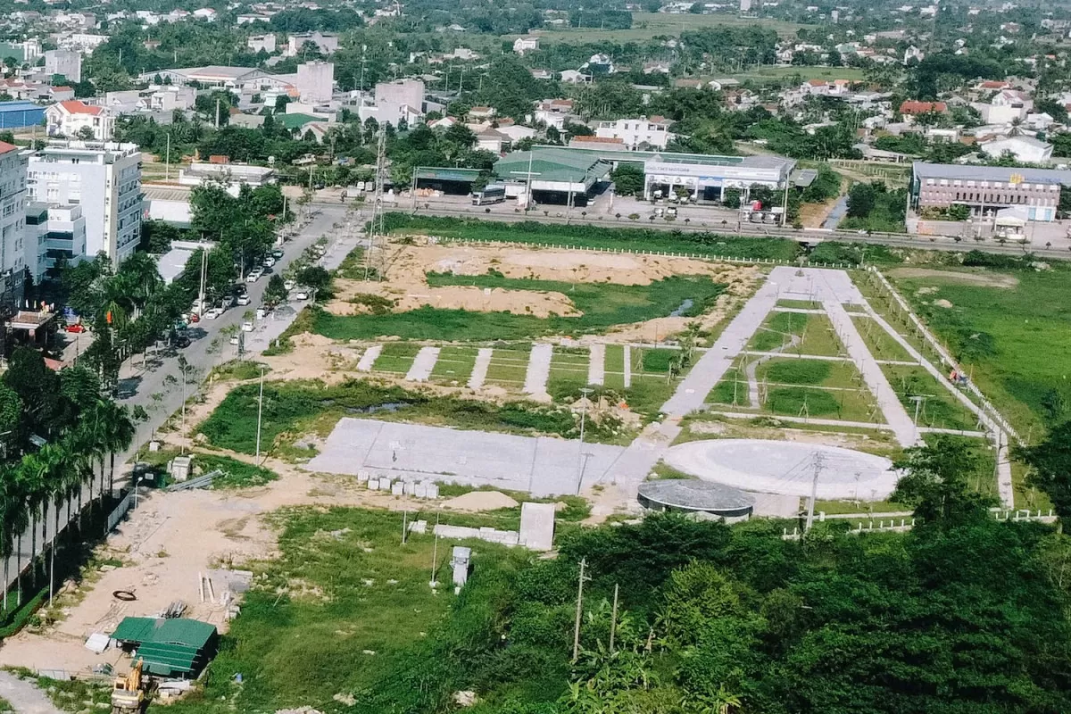 Khu hội chợ triển lãm ngoài trời tổng diện tích khoảng 27.440m2, đã thi công hoàn thành toàn bộ phần kênh N6, kênh nhánh N6-17, sân khấu ngoài trời; đã san lắp mặt bằng khoảng 70% khối lượng.