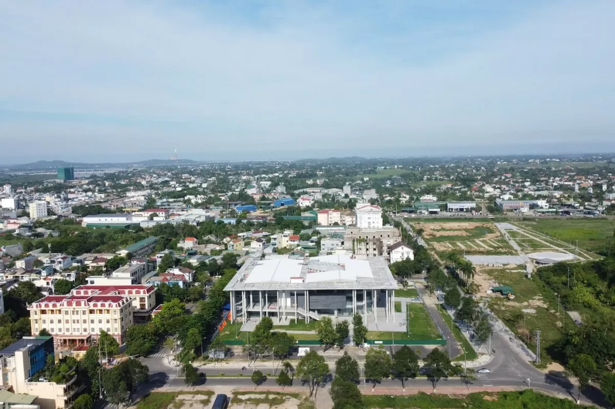 2.	Trung tâm Hội nghị và Triển lãm tỉnh Quảng Ngãi đặt tại phường Nghĩa Chánh (TP. Quảng Ngãi, tỉnh Quảng Ngãi).