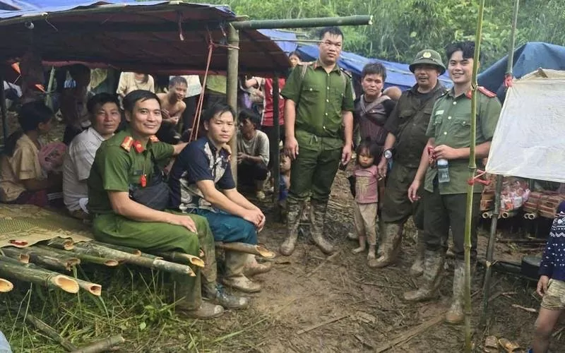 Thủ tướng Chính phủ tặng Bằng khen cho hai trưởng thôn Kho Vàng và Làng Nủ