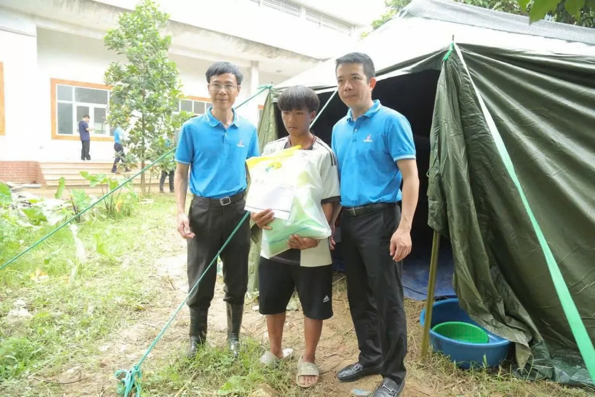 Ông Nguyễn Đức Hạnh - TV.HĐQT - Chủ tịch công đoàn PVCFC thăm hỏi người dân thôn Kho Vàng