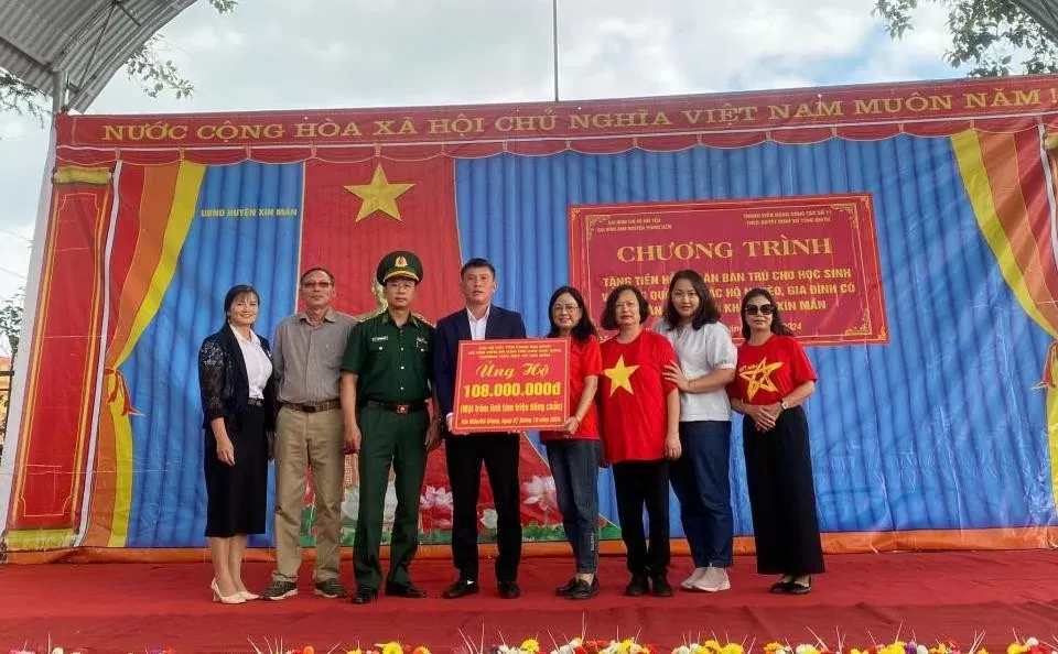 Bộ đội Biên phòng Hà Giang tặng quà cho học sinh và các hộ nghèo tại Xín Mần