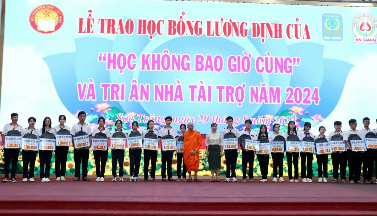 Công ty Xổ số Kiến thiết Sóc Trăng trao quà tặng tới các em học sinh. Ảnh Công ty Xổ số Kiến thiết Sóc Trăng