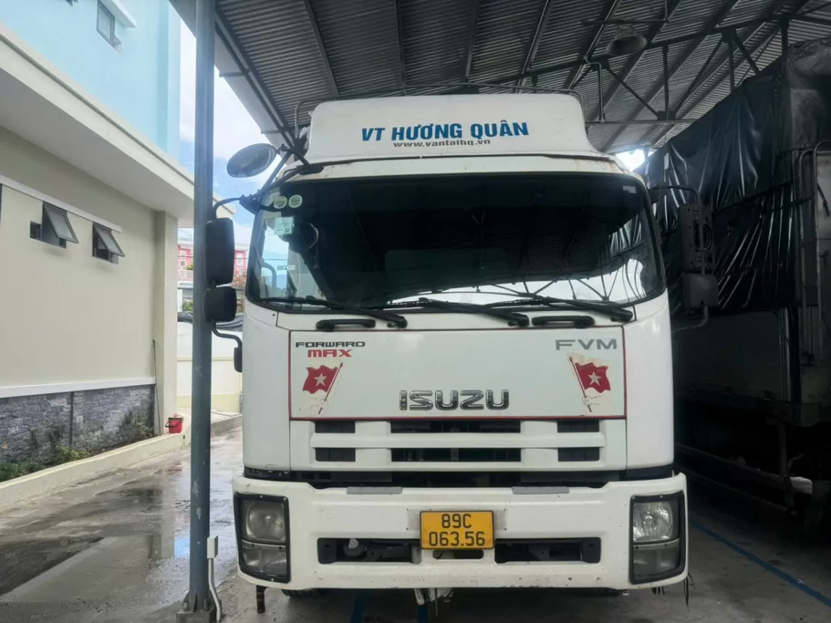 Phương tiện vận chuyển hàng hóa có dấu hiệu vi phạm bị lực lượng chức năng tiến hành kiểm tra. Ảnh: QLTT