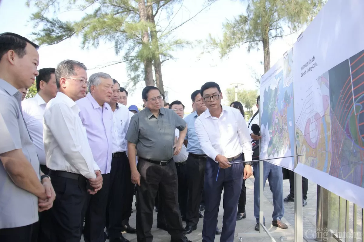 Thủ tướng Phạm Minh Chính và đoàn công tác khảo sát vị trí dự kiến nghiên cứu làm Khu thương mại dự do Đà Nẵng hôm 1/9