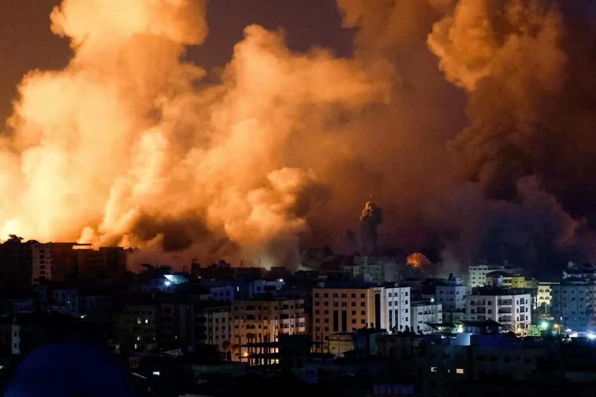 Khói bốc lên sau một cuộc không kích của Israel vào dải Gaza tháng 10/2023. Nguồn: Reuters