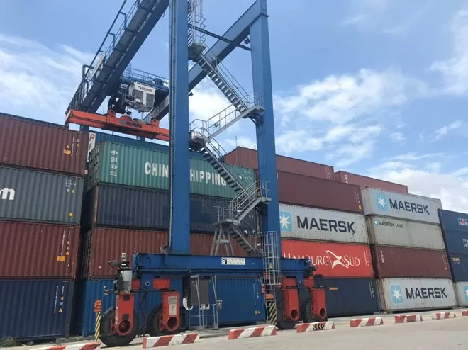 Các doanh nghiệp đang chịu tổn thất lớn do tồn đọng container tại cảng. Ảnh MH