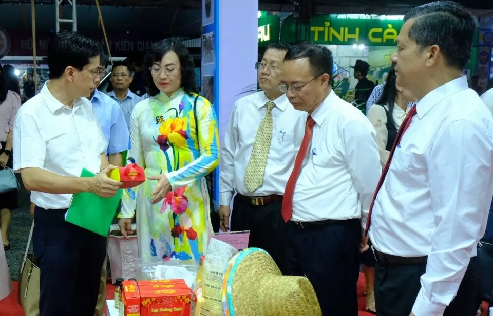 Khai mạc Hội chợ triển lãm hàng công nghiệp nông thôn tiêu biểu khu vực phía Nam năm 2024