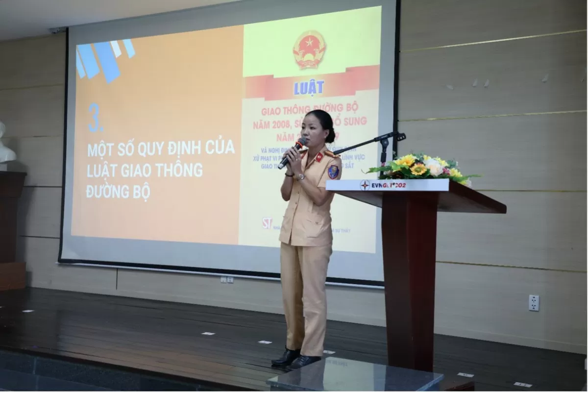 Trung tá Nguyễn Thị Hoàng Oanh - Phó Đội trưởng Phòng CSGT - Công an TP Đà Nẵng cáo tuyên truyền tại Hội nghị