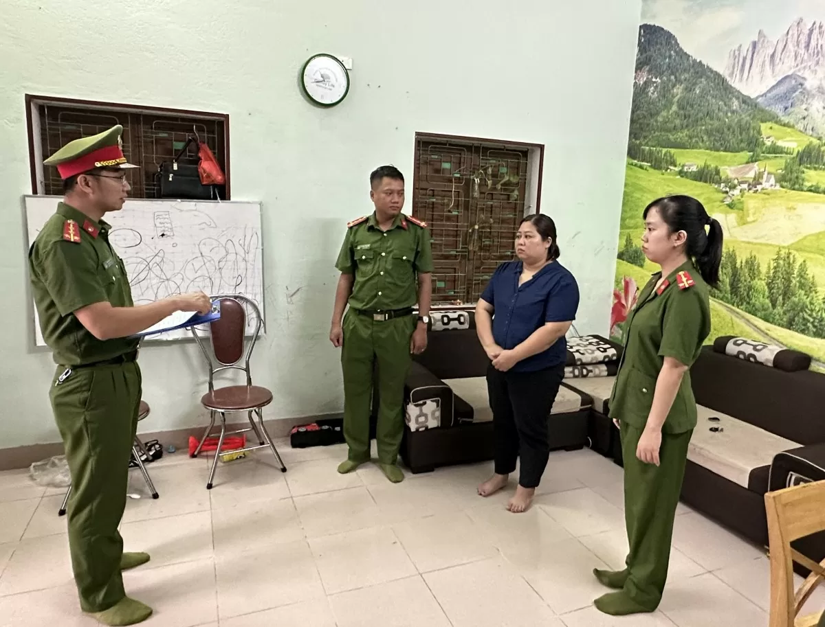 Cơ quan Cảnh sát điều tra tống đạt các quyết định đối với Trần Như Quỳnh. Ảnh: Công an Đà Nẵng