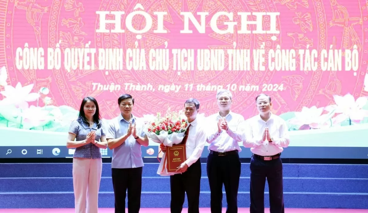 Phó Chủ tịch Thường trực UBND tỉnh Đào Quang Khải (thứ 2 từ trái qua) cùng lãnh đạo các Sở, ngành tặng hoa chúc mừng tân Chủ tịch UBND thị xã Thuận Thành Nguyễn Văn Thược