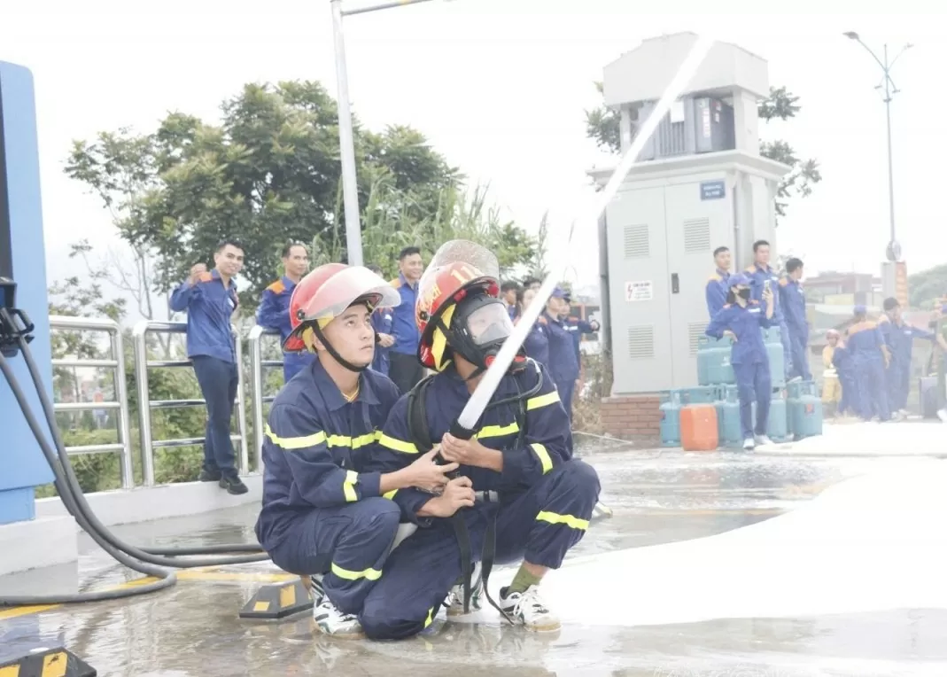 Lai Châu: Diễn tập phương án chữa cháy tại cửa hàng xăng dầu