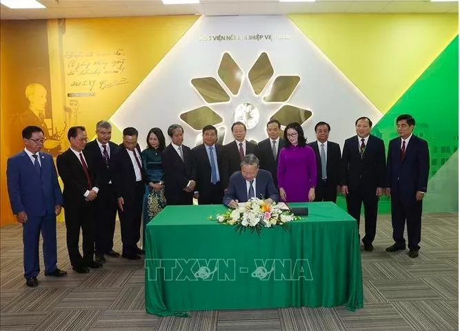 Tổng Bí thư, Chủ tịch nước Tô Lâm ghi sổ vàng truyền thống Học viện Nông nghiệp Việt Nam. 