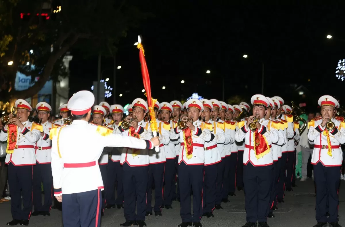 Chùm ảnh: Mãn nhãn với các tiết mục biểu diễn nhạc hội của Đoàn Nghi lễ CAND trên đường phố Đà Lạt