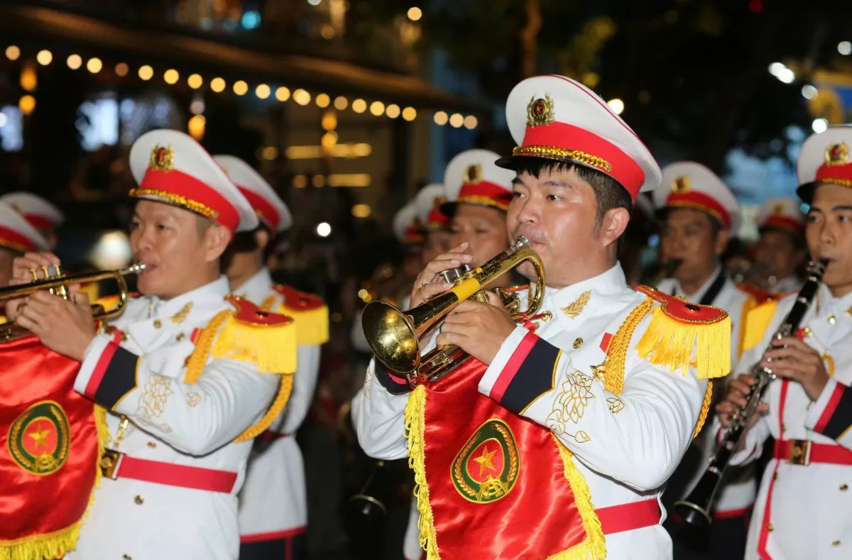 Chùm ảnh: Mãn nhãn với các tiết mục biểu diễn nhạc hội của Đoàn Nghi lễ CAND trên đường phố Đà Lạt