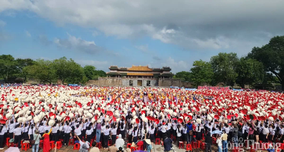 Thừa Thiên Huế: Hàng ngàn chiếc nón gắn cờ tổ quốc cổ vũ chung kết Đường lên đỉnh Olympia