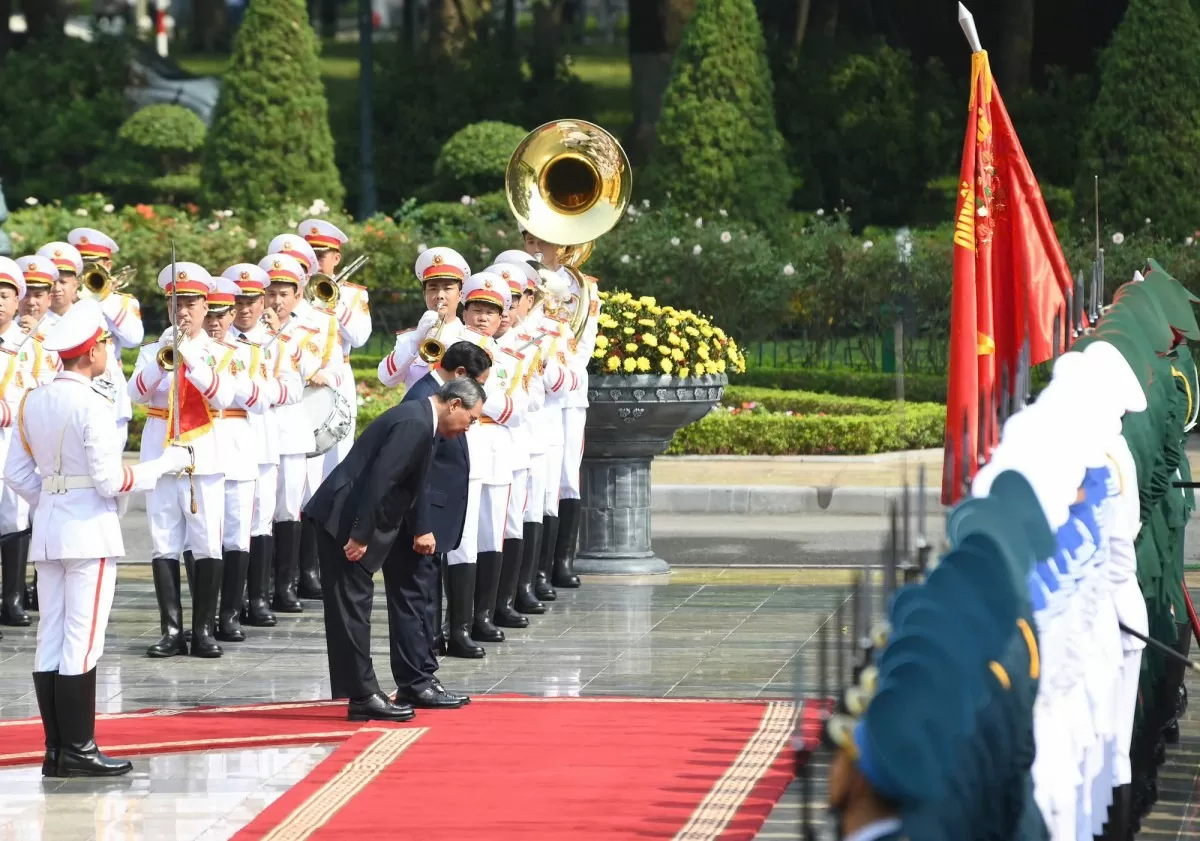 Trong không khí trang nghiêm, Thủ tướng Việt Nam và Thủ tướng Trung Quốc cùng bước tới chào Quốc kỳ hai nước - Ảnh: VGP/Nhật Bắc