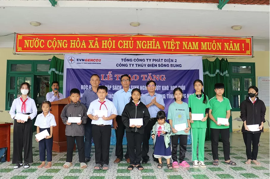 Công ty Thủy điện Sông Bung trao học bổng và thiết bị y tế cho học sinh Quảng Nam