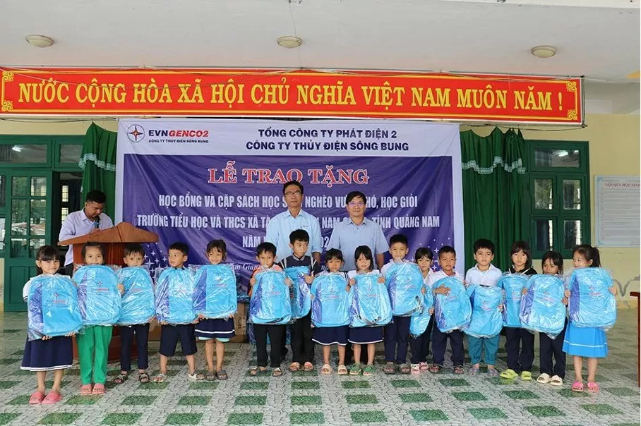 Ông Nguyễn Minh Chiến  (đứng thứ nhất hàng hai từ trái qua)- Phó giám đốc Công ty Thủy điện Sông Bung cùng Lãnh đạo Nhà trường trao tặng cặp sách cho các em học sinh nghèo vượt khó, học giỏi Trường Tiểu học và Trung học cơ sở xã Tà Pơơ.