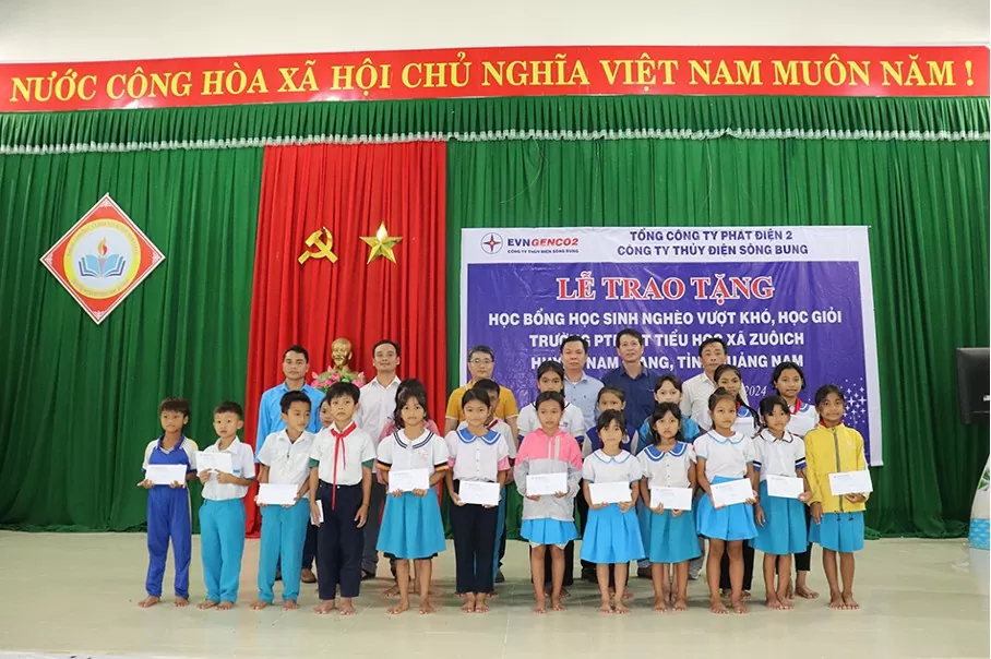 Ông Trịnh Thế Dũng -Phó giám đốc Công ty Thủy điện Sông Bung cùng Lãnh đạo Nhà trường, Đoàn Công ty trao học bổng cho các em học sinh nghèo vượt khó, học giỏi Trường Phổ thông Dân tộc Bán trú Tiểu học xã Zuôih