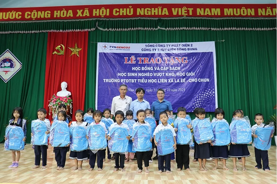 Đoàn Công ty Thủy điện Sông Bung trao học bổng cho các em học sinh nghèo vượt khó, học giỏi tại Trường PTDTBT Tiểu học liên xã Laêê - Chơ Chun