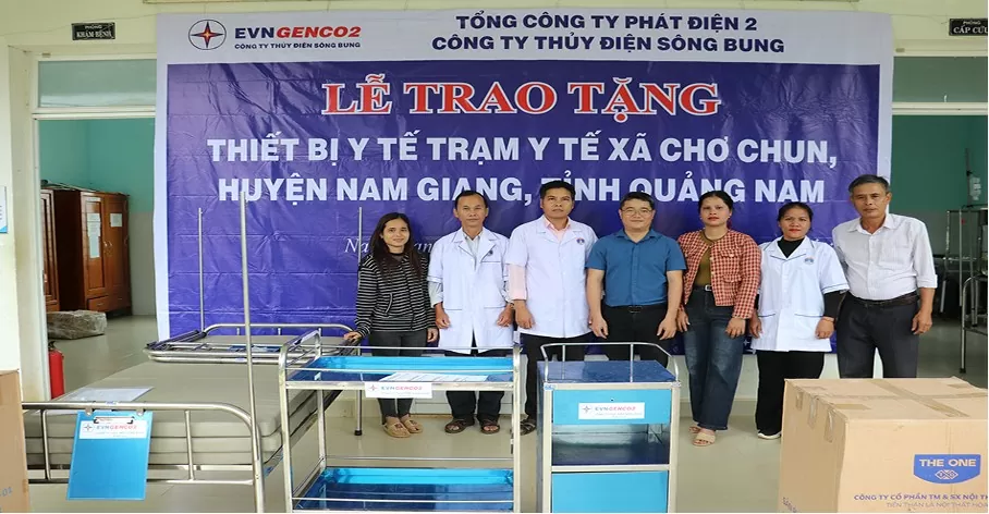 Đoàn Công ty Thủy điện Sông Bung trao các thiết bị và đồ dùng phục vụ cho công tác khám chữa bệnh tại Trạm Y tế xã Chơ Chun