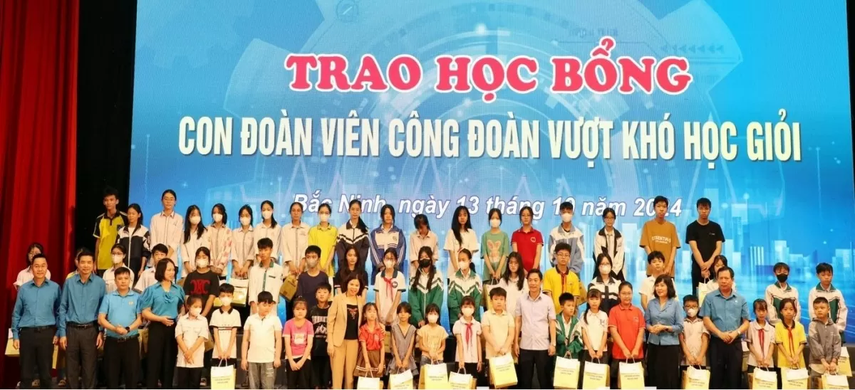 Phó Bí thư Thường trực Tỉnh ủy, Chủ tịch HĐND tỉnh Nguyễn Hương Giang (thứ 10 từ trái qua) và Phó Chủ tịch HĐND tỉnh Nguyễn Anh Tuấn (thứ 10 từ phải qua) cùng lãnh đạo các Ban, ngành trao quà cho con đoàn viên Công đoàn vượt khó học giỏi.