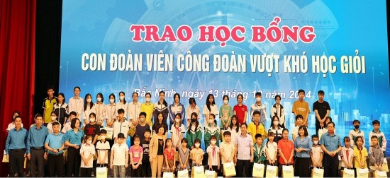 bac ninh tang hoc bong cho con doan vien cong doan vuot kho hoc gioi