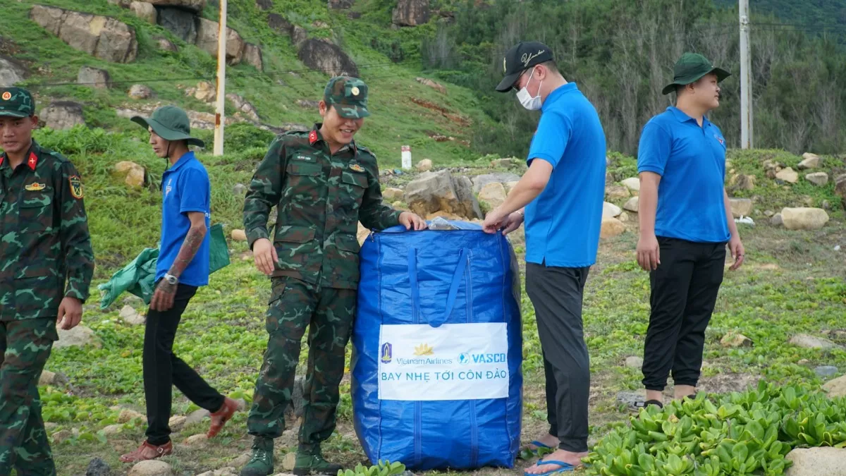 Vietnam Airlines phối hợp cùng UBND huyện Côn đảo thu gom khoảng rác thải nhựa có thể tái chế tại địa bàn. Ảnh: CTV