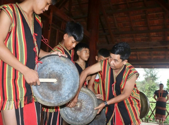 nhung nghe nhan nhi giu hon cho van hoa cong chieng tay nguyen