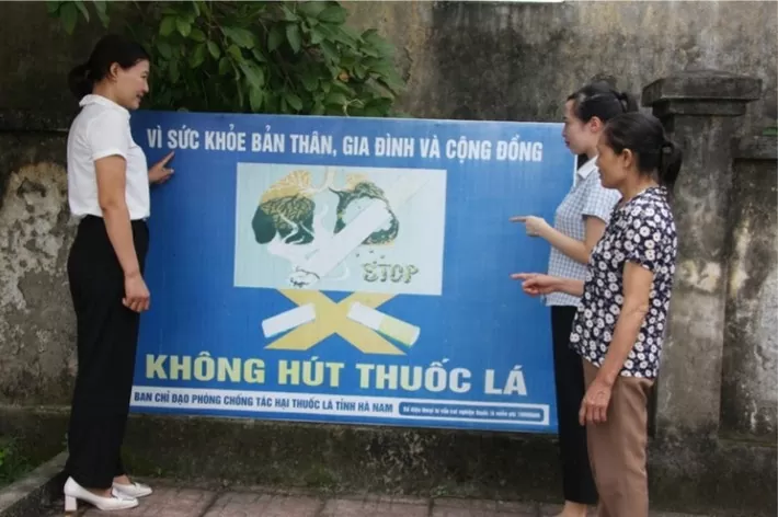 Hội LHPN xã Văn Xá (Kim Bảng) treo biển tuyên truyền không hút thuốc lá tại nơi công cộng. Ảnh: P.V