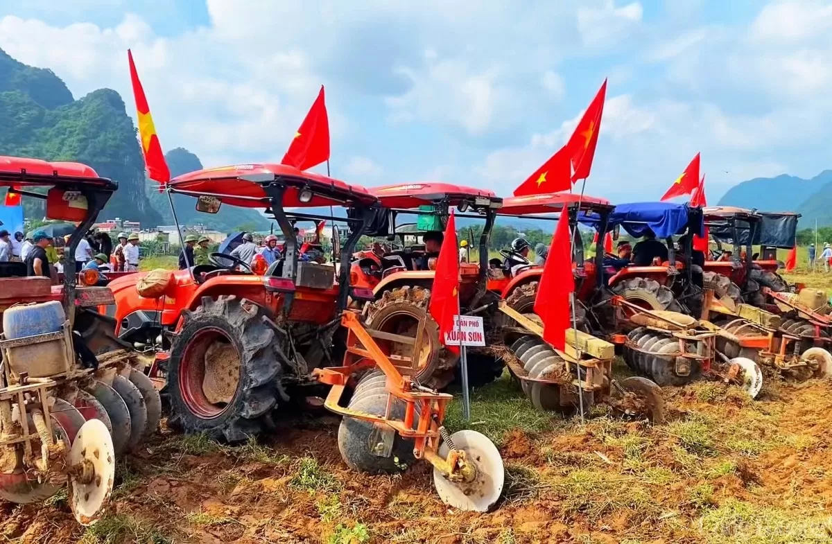 Quảng Bình: Nông dân vùng di sản Phong Nha tổ chức 'đua máy cày'